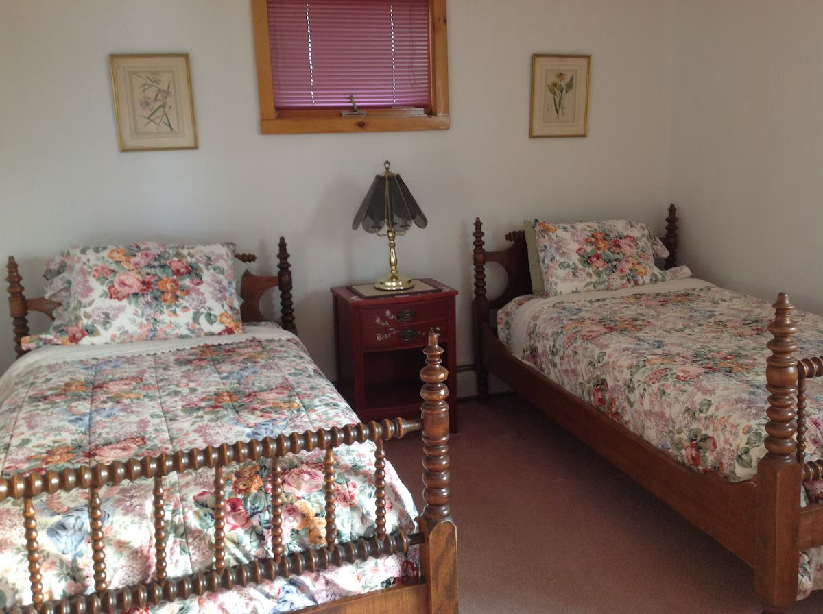 Charming Lakeside Retreat with 3 Bedrooms, Scenic Water Views & Relaxing Outdoor Spaces - Photo 9