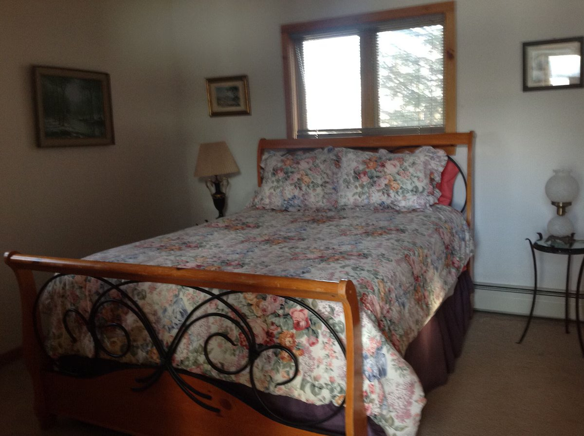 Charming Lakeside Retreat with 3 Bedrooms, Scenic Water Views & Relaxing Outdoor Spaces - Photo 10