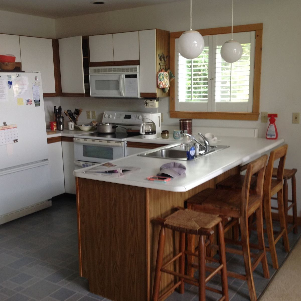 Charming Lakeside Retreat with 3 Bedrooms, Scenic Water Views & Relaxing Outdoor Spaces - Photo 6