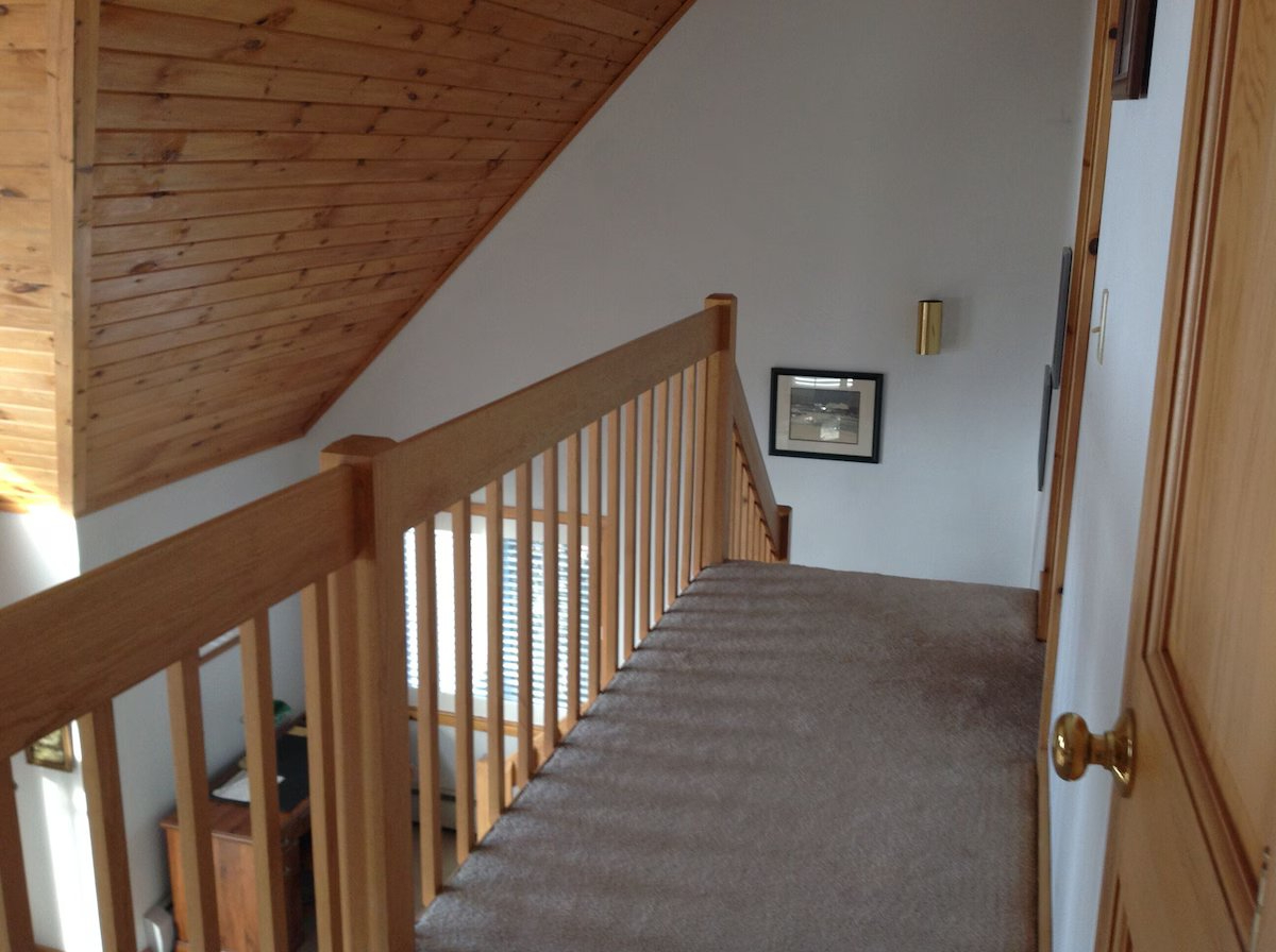 Charming Lakeside Retreat with 3 Bedrooms, Scenic Water Views & Relaxing Outdoor Spaces - Photo 12