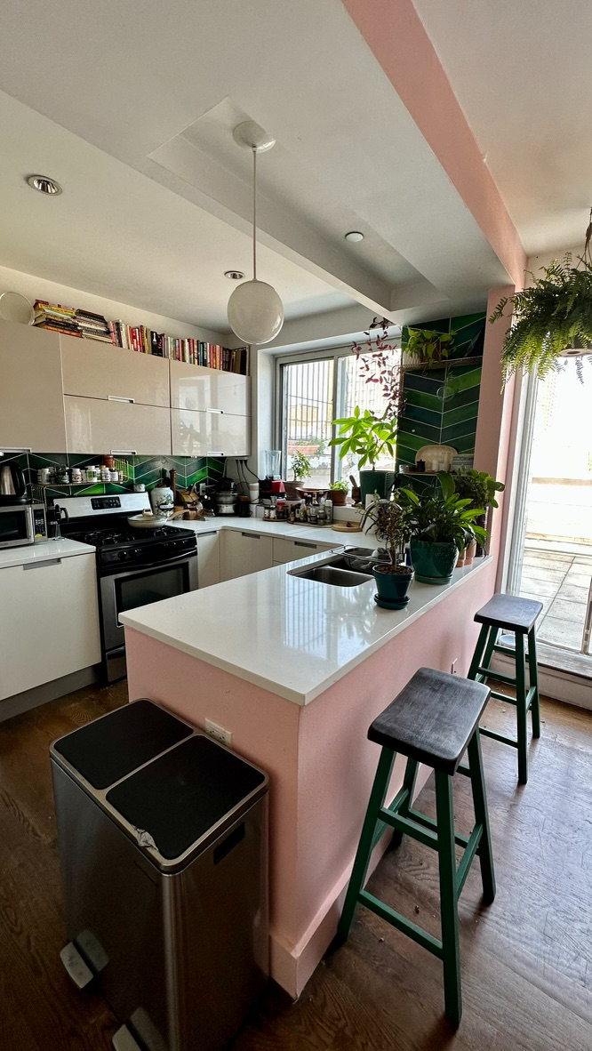 Bright Penthouse - private deck, dedicated office, 6 train on the corner) - Photo 2
