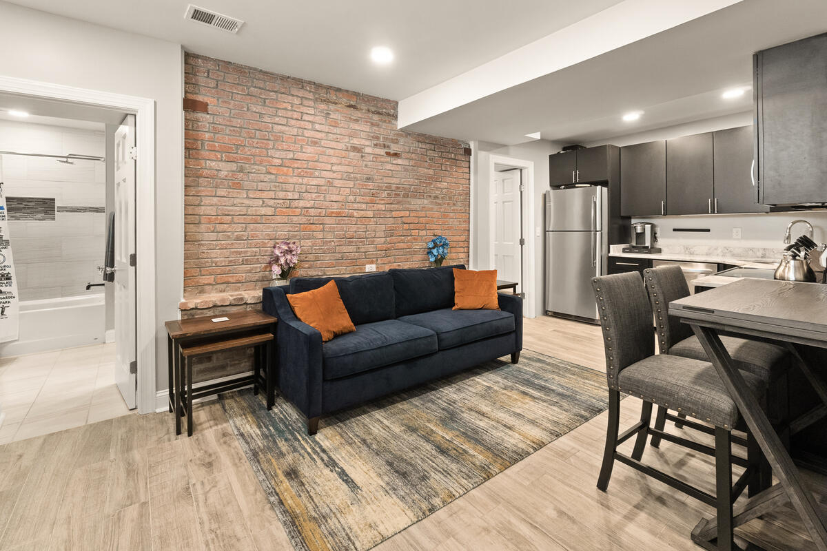 Stylish 2 bedroom apt near Gallaudet/Union Market - Photo 3