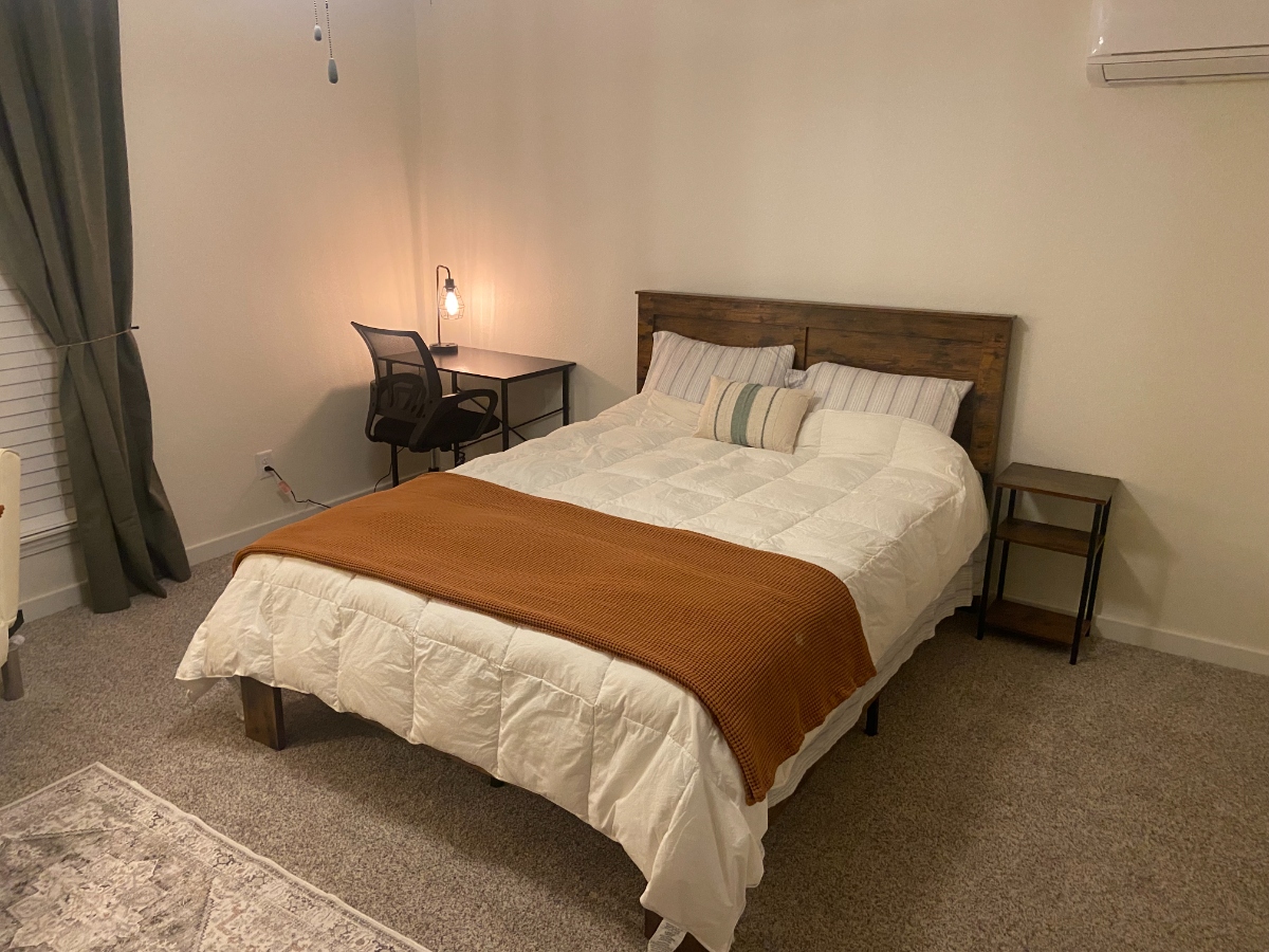 Cozy, Fully Equipped Efficiency Studio | Dedicated Workspace | Pets Welcome | Minutes to WTAMU & Hos - Photo 12