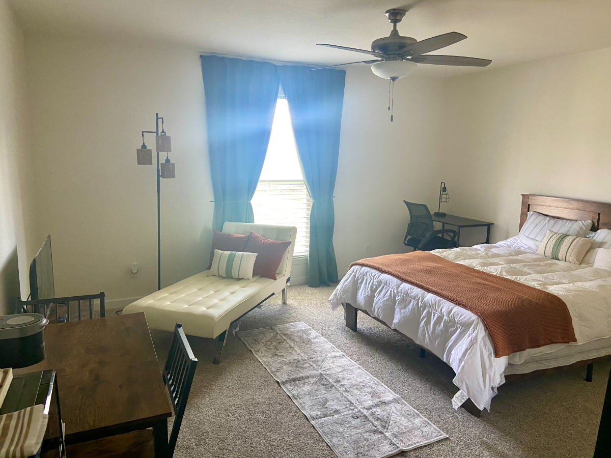 Cozy, Fully Equipped Efficiency Studio | Dedicated Workspace | Pets Welcome | Minutes to WTAMU & Hos - Photo 11