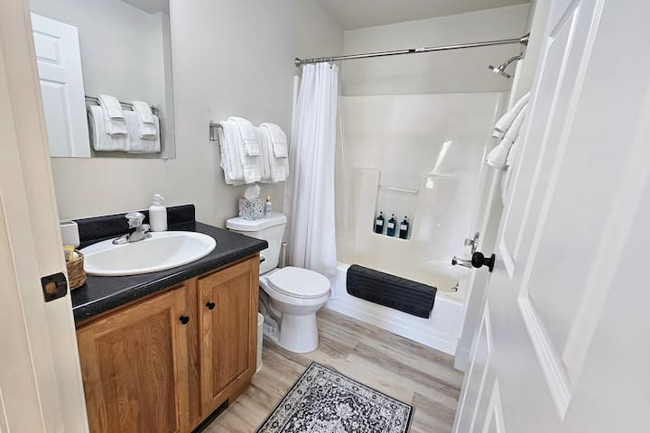 Lovely private home in quiet neighborhood - Photo 3