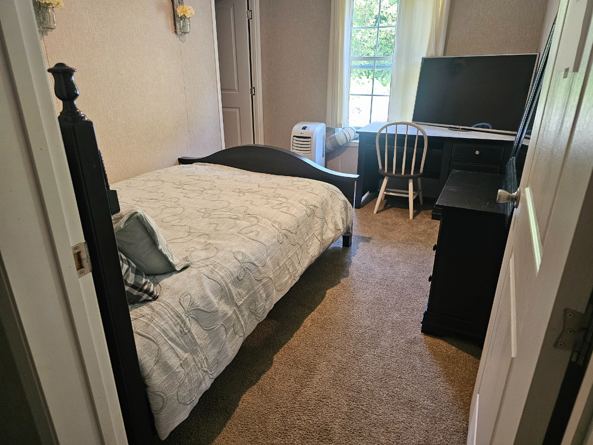 Cozy Private Room | Utilities Included - Photo 8