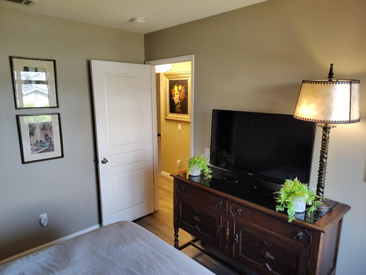 Nicely Fully Furnished Room in Contemporary Clean Home With Amenities - Photo 2