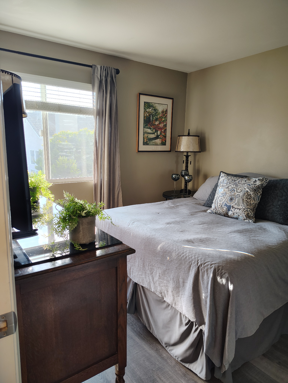 Nicely Fully Furnished Room in Contemporary Clean Home With Amenities - Photo 1