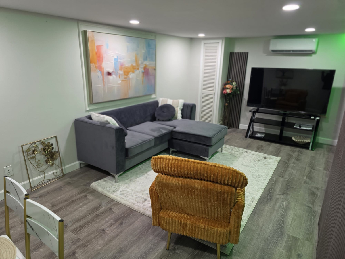 Your NYC Gateway | Luxury 3BR | Near JFK, LIRR & Restaurants - Photo 5