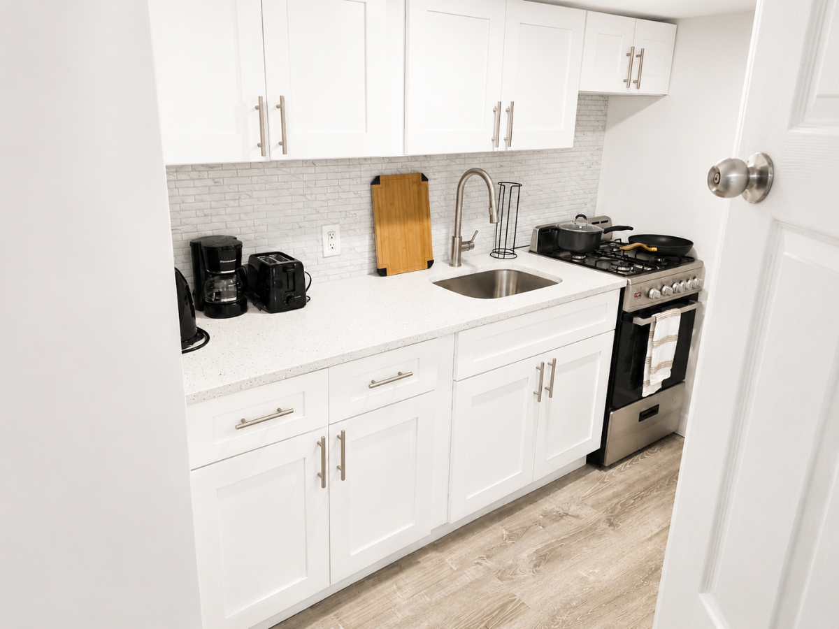 Your NYC Gateway | Luxury 3BR | Near JFK, LIRR & Restaurants - Photo 7