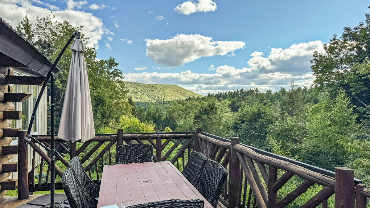 Whimsical Upgraded Mountain Log Cabin Retreat Near Mount Snow (2 BEDROOM / 1 BATH) - Spectacular Vie - Photo 3