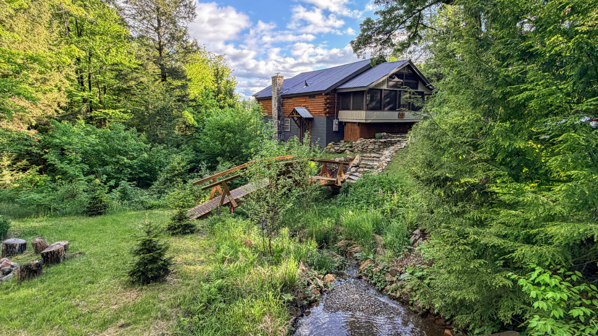 Whimsical Upgraded Mountain Log Cabin Retreat Near Mount Snow (2 BEDROOM / 1 BATH) - Spectacular Vie - Photo 2