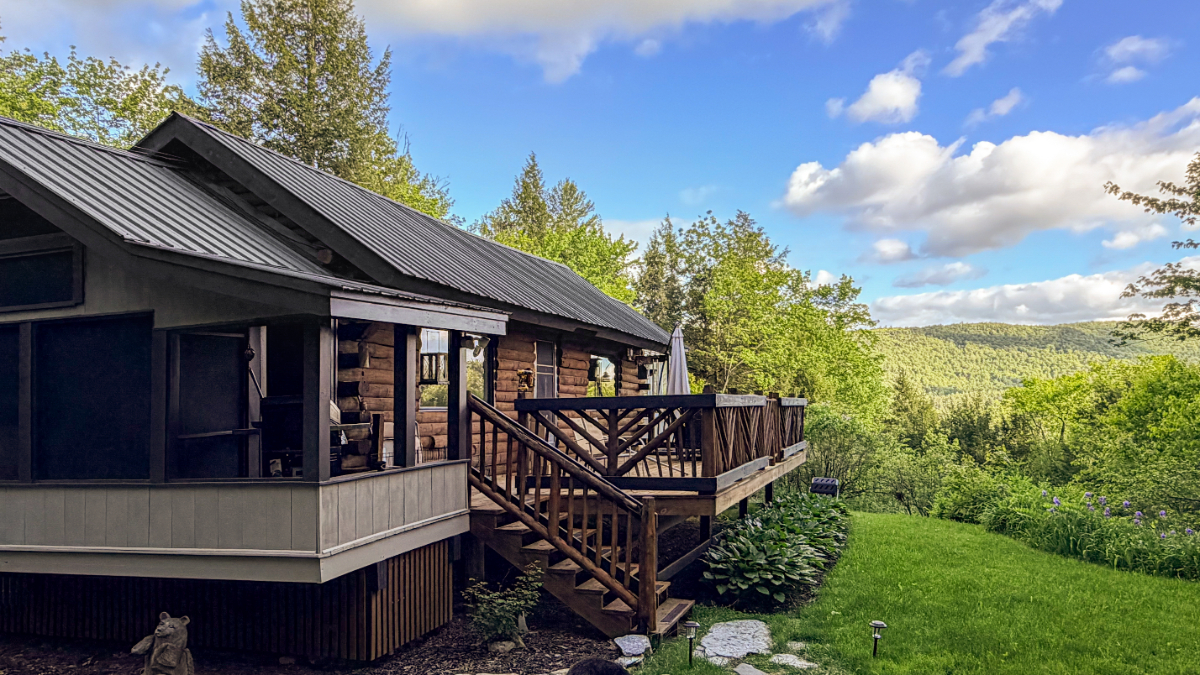 Whimsical Upgraded Mountain Log Cabin Retreat Near Mount Snow (2 BEDROOM / 1 BATH) - Spectacular Vie - Photo 1