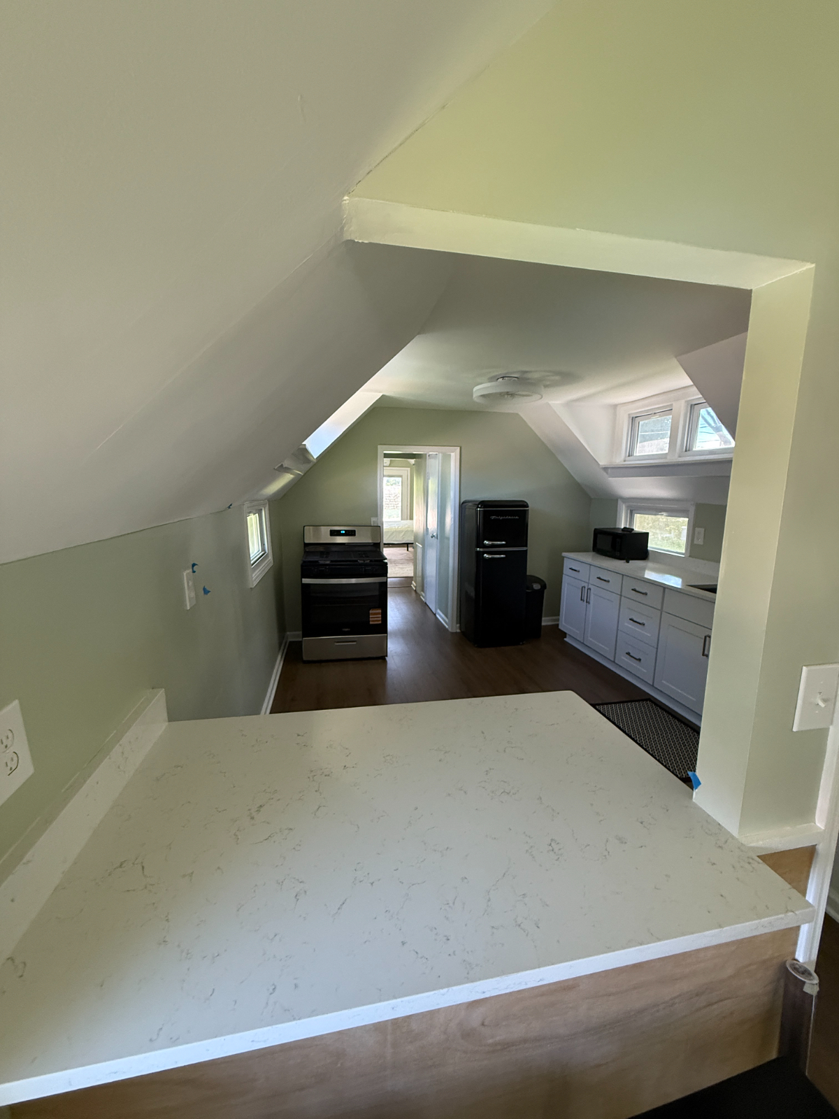 Newly renovated 1bd/1bth on the coast of Lake Ontario - Photo 2