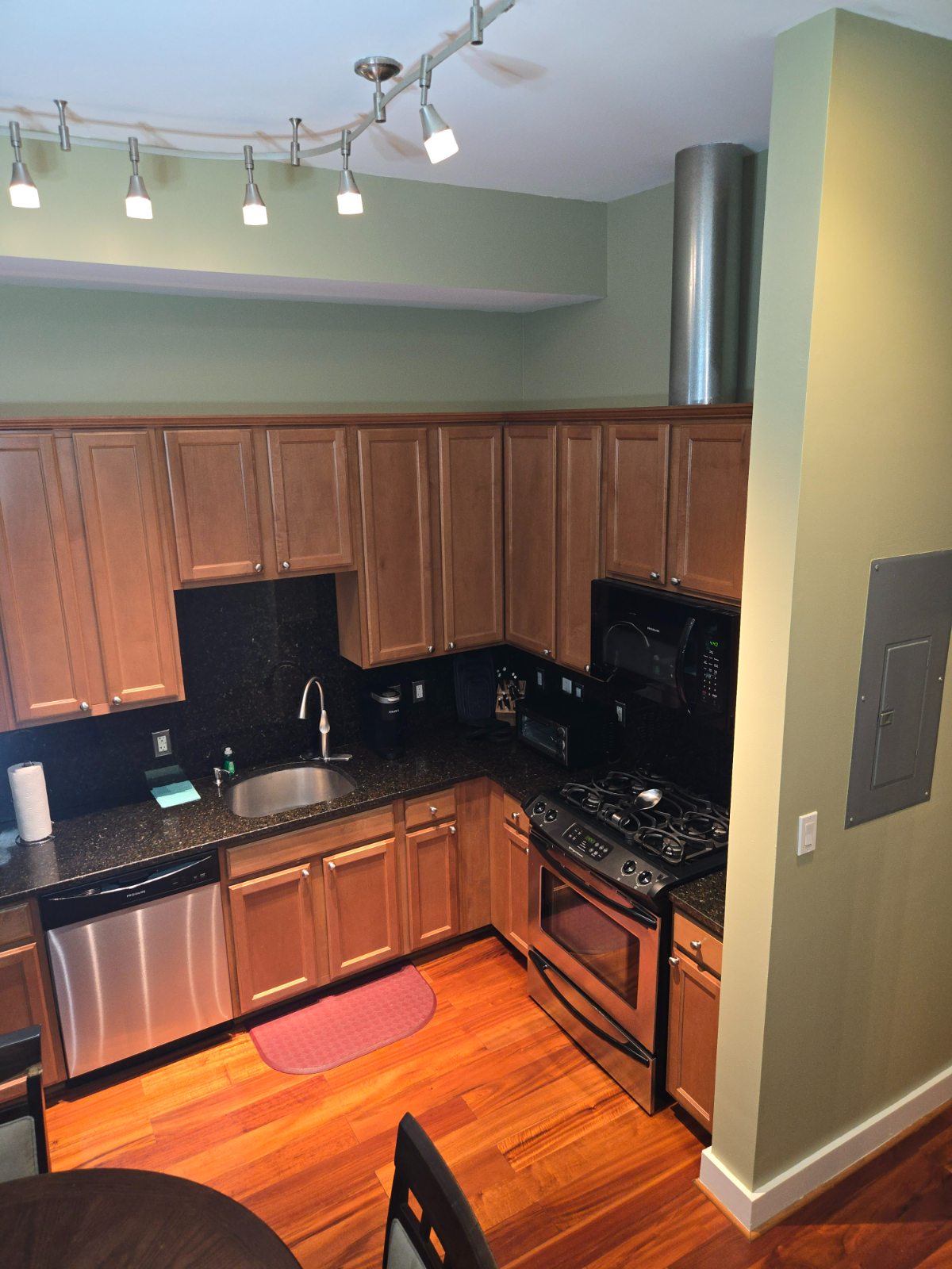 Private/Cozy 2-bedroom, 2-bath condo excellent location in heart of NE D.C. - Photo 12