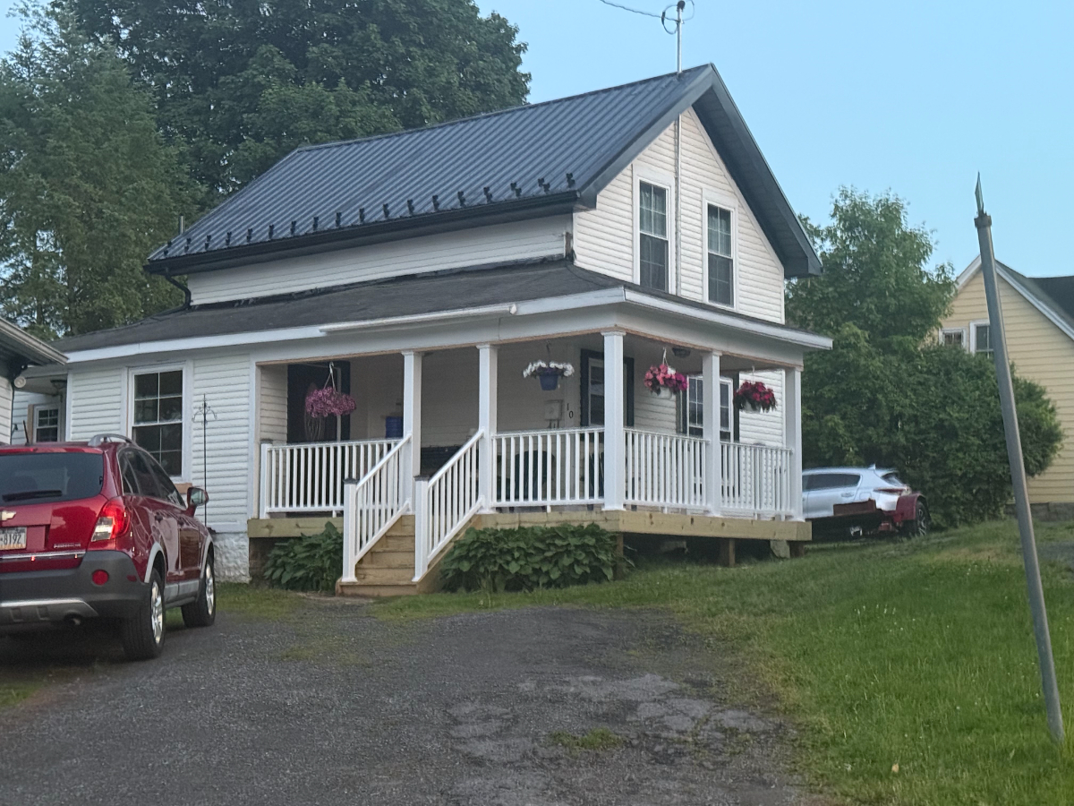 A Charming 3 Bedroom 2 Bathroom Home - Photo 2