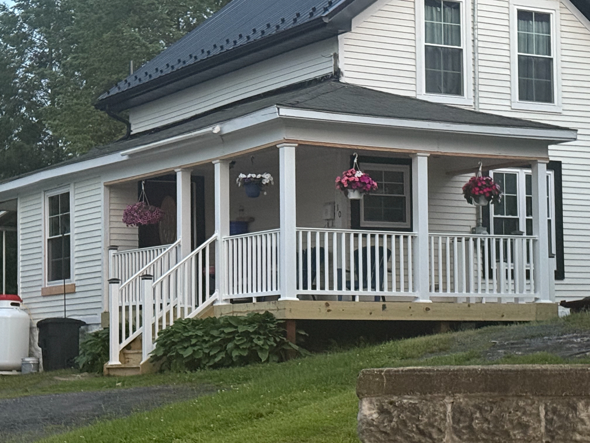 A Charming 3 Bedroom 2 Bathroom Home - Photo 3