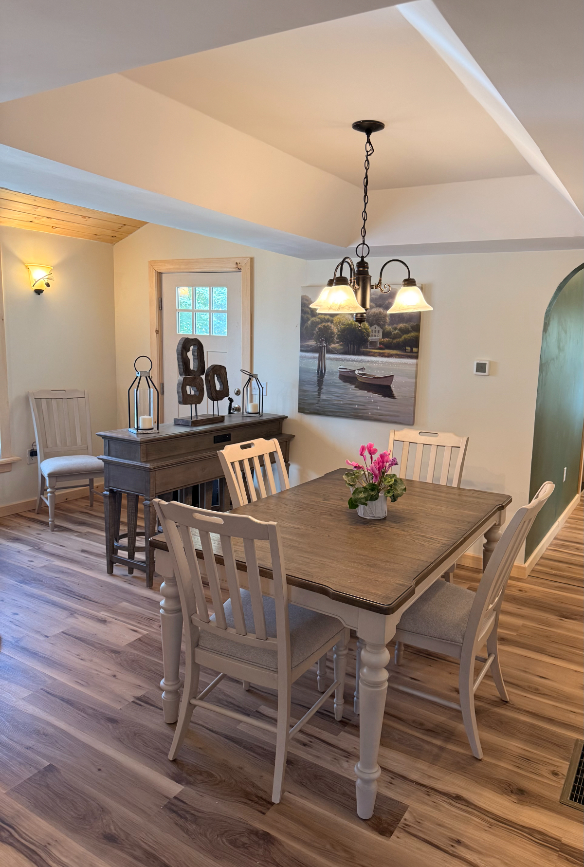 A Charming 3 Bedroom 2 Bathroom Home - Photo 4