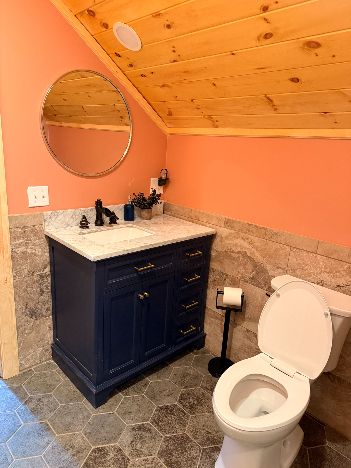 A Charming 3 Bedroom 2 Bathroom Home - Photo 12