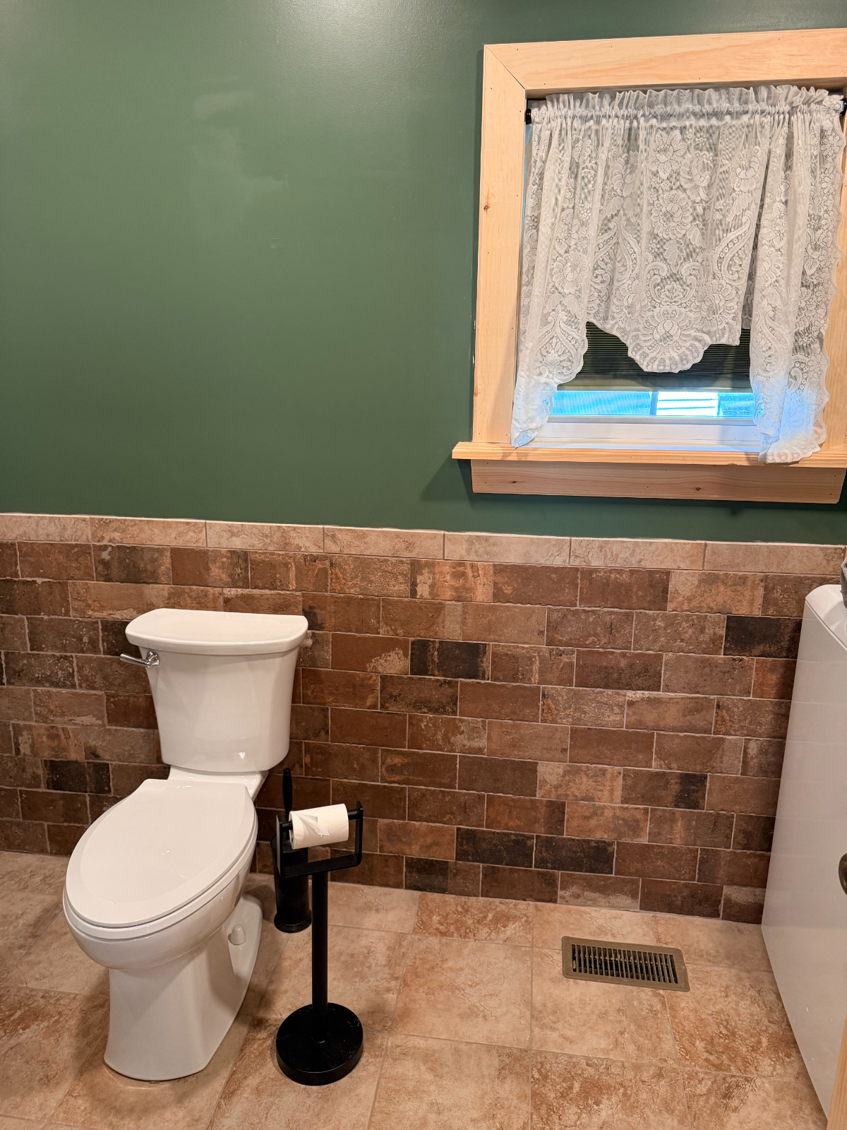 A Charming 3 Bedroom 2 Bathroom Home - Photo 7