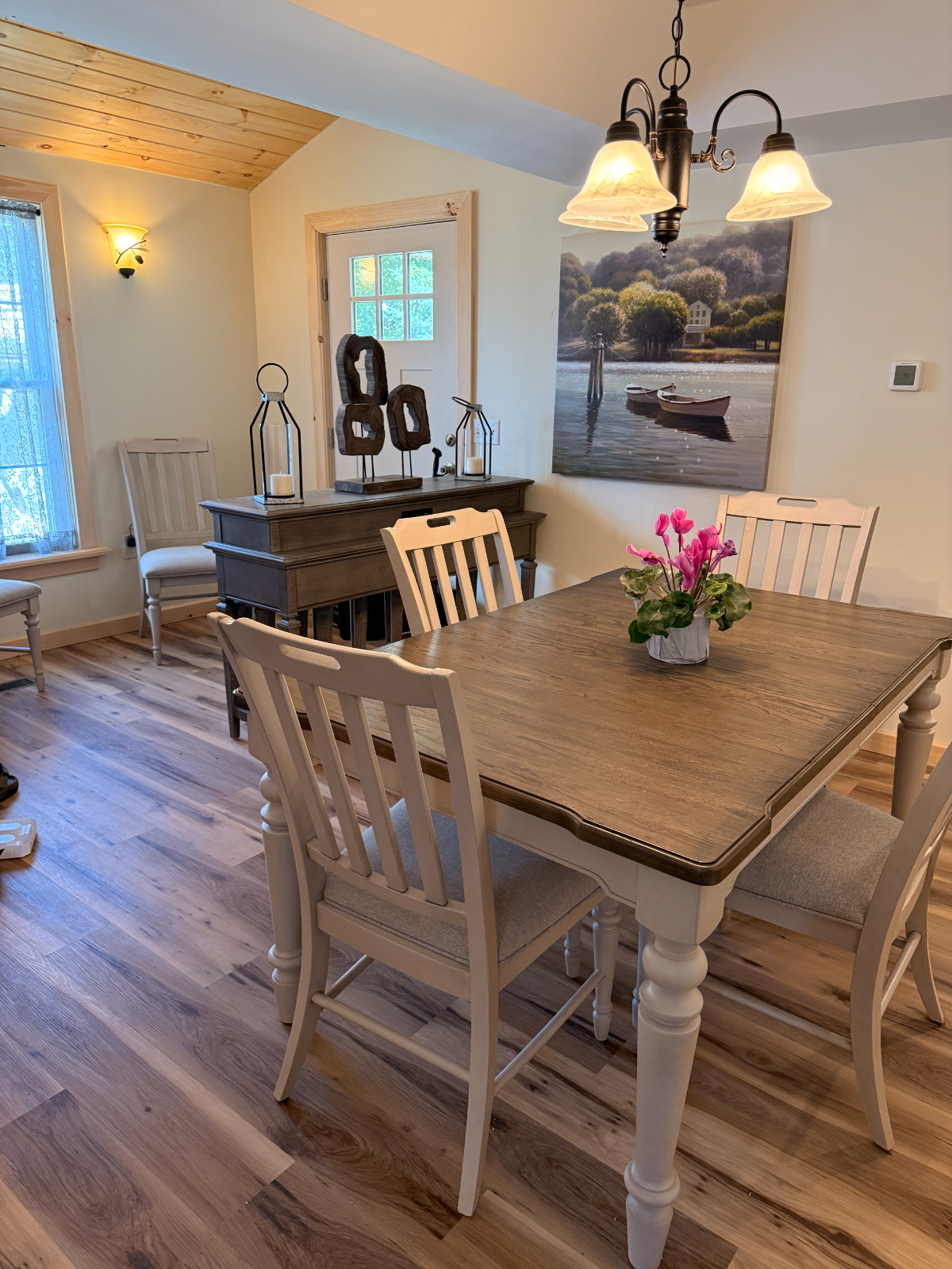 A Charming 3 Bedroom 2 Bathroom Home - Photo 5