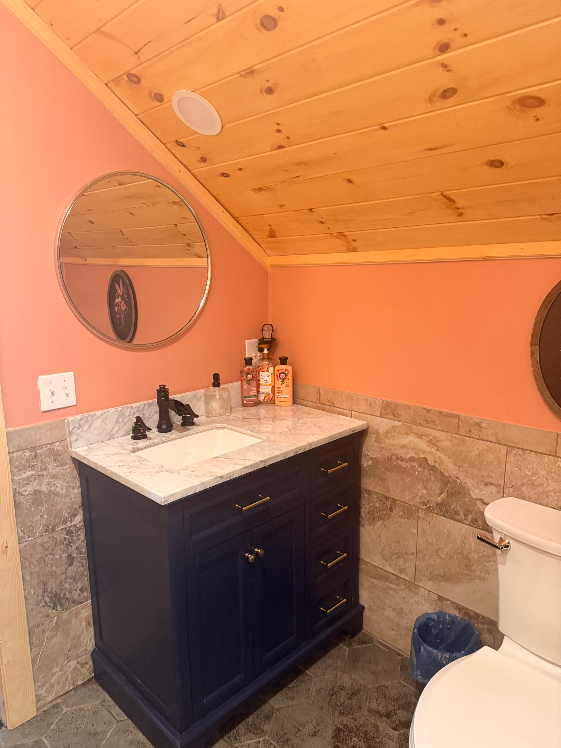 A Charming 3 Bedroom 2 Bathroom Home - Photo 10