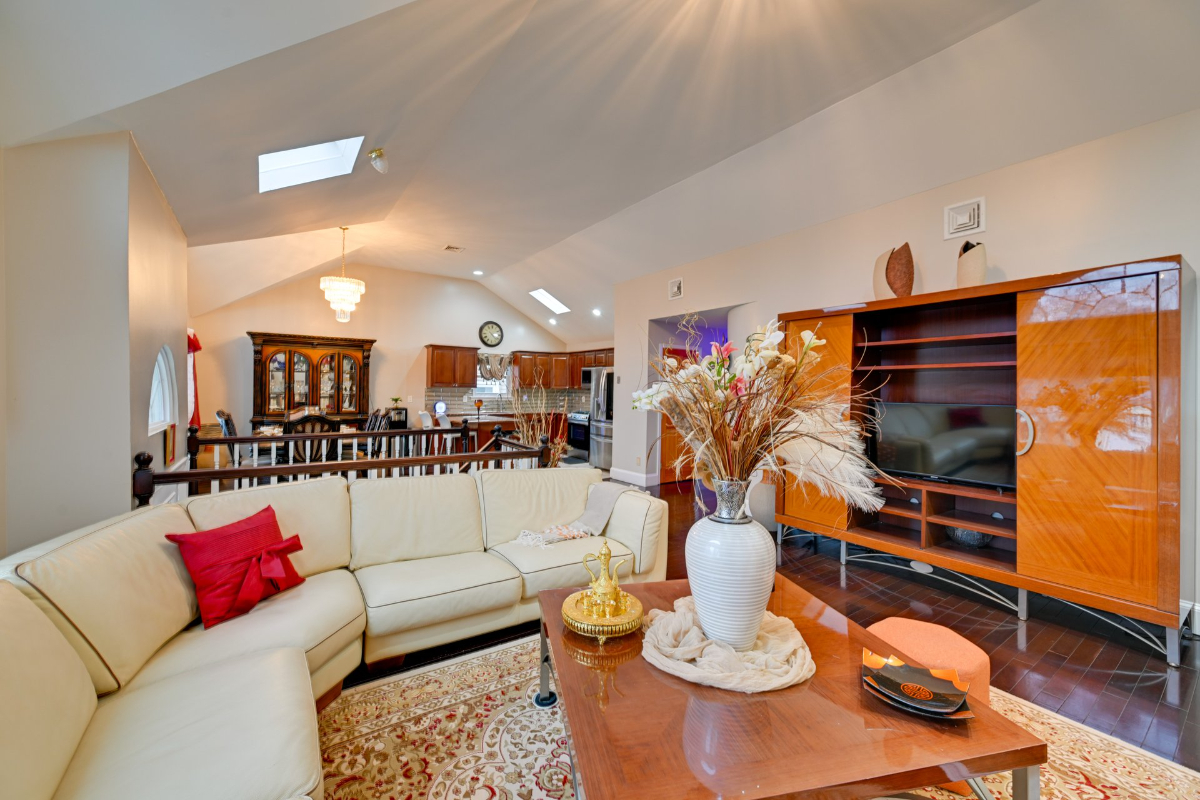Sun-Drenched Luxury Top-Floor Haven | 2 Bed, 1 Bath near NYC & Beaches - Photo 1