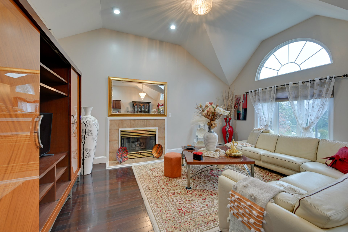 Sun-Drenched Luxury Top-Floor Haven | 2 Bed, 1 Bath near NYC & Beaches - Photo 2