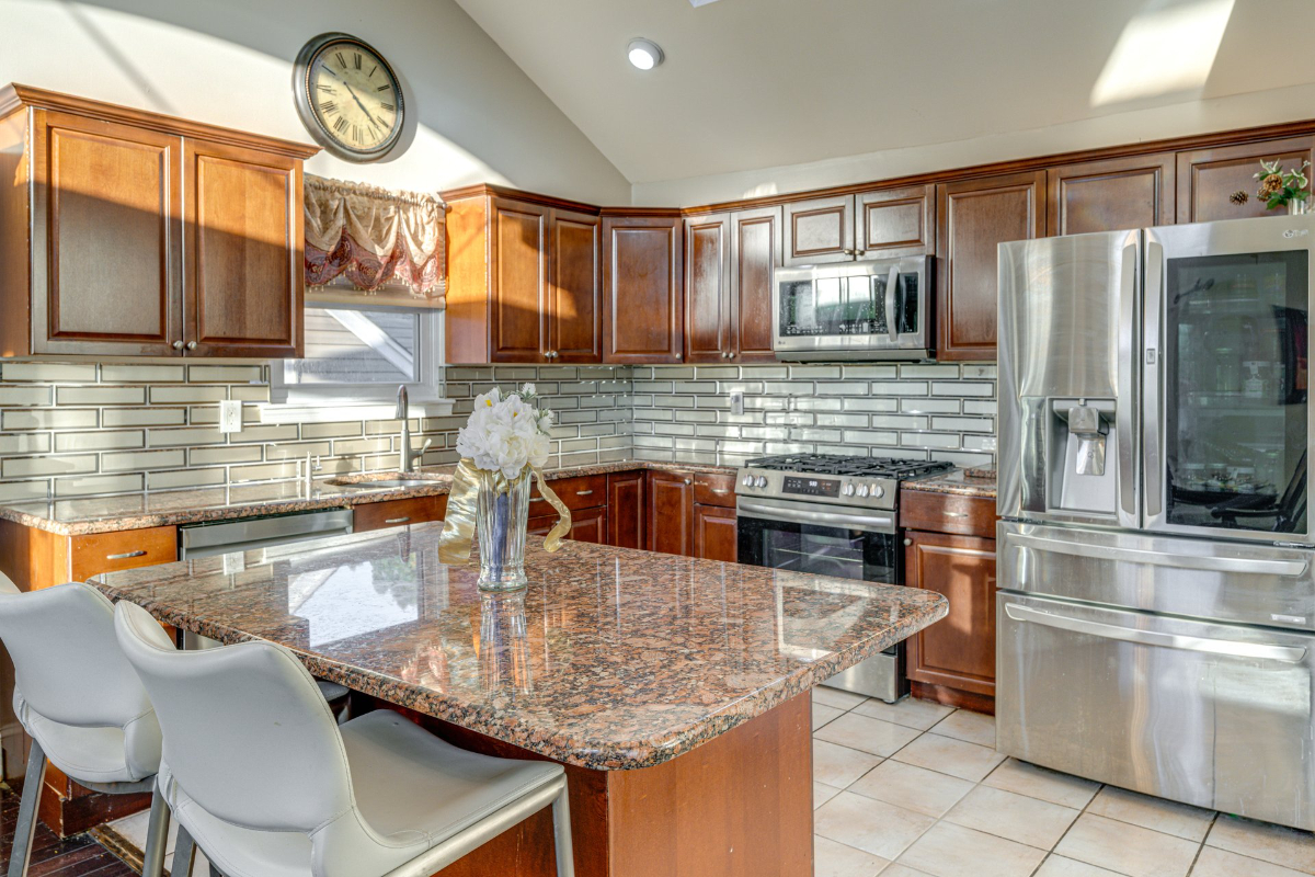Sun-Drenched Luxury Top-Floor Haven | 2 Bed, 1 Bath near NYC & Beaches - Photo 5