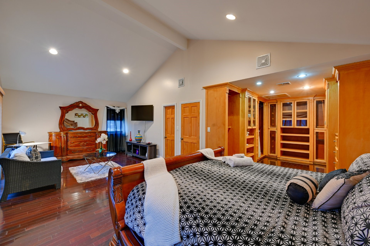 Sun-Drenched Luxury Top-Floor Haven | 2 Bed, 1 Bath near NYC & Beaches - Photo 7