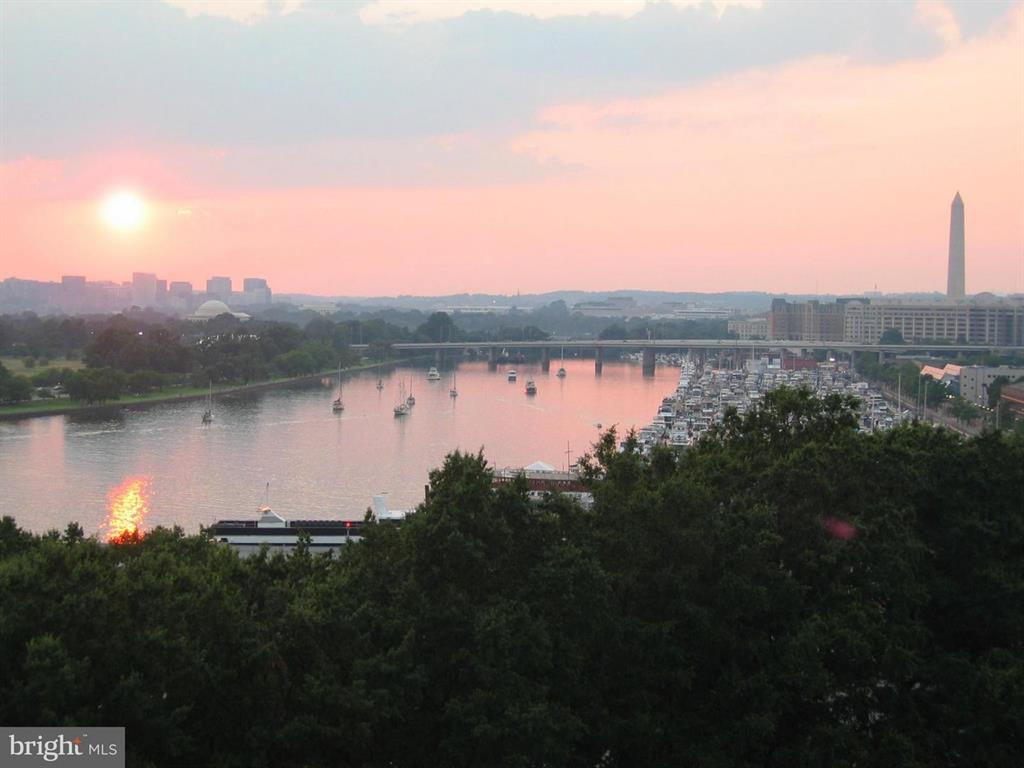 Cozy Unit near the Metro and river/The Wharf/Waterfront - Photo 9
