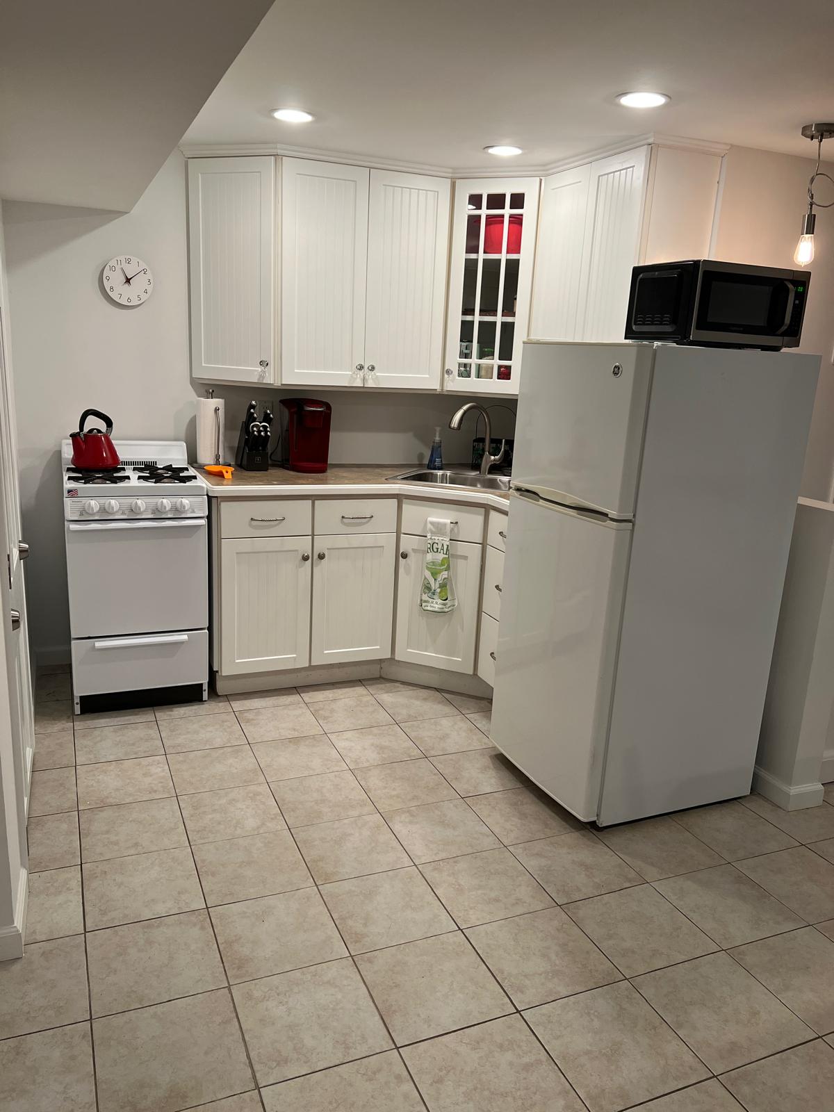 10 Minute drive to hospitals! Large Studio / 1 Bedroom Open Concept in West Islip, NY - All-Inclusiv - Photo 8
