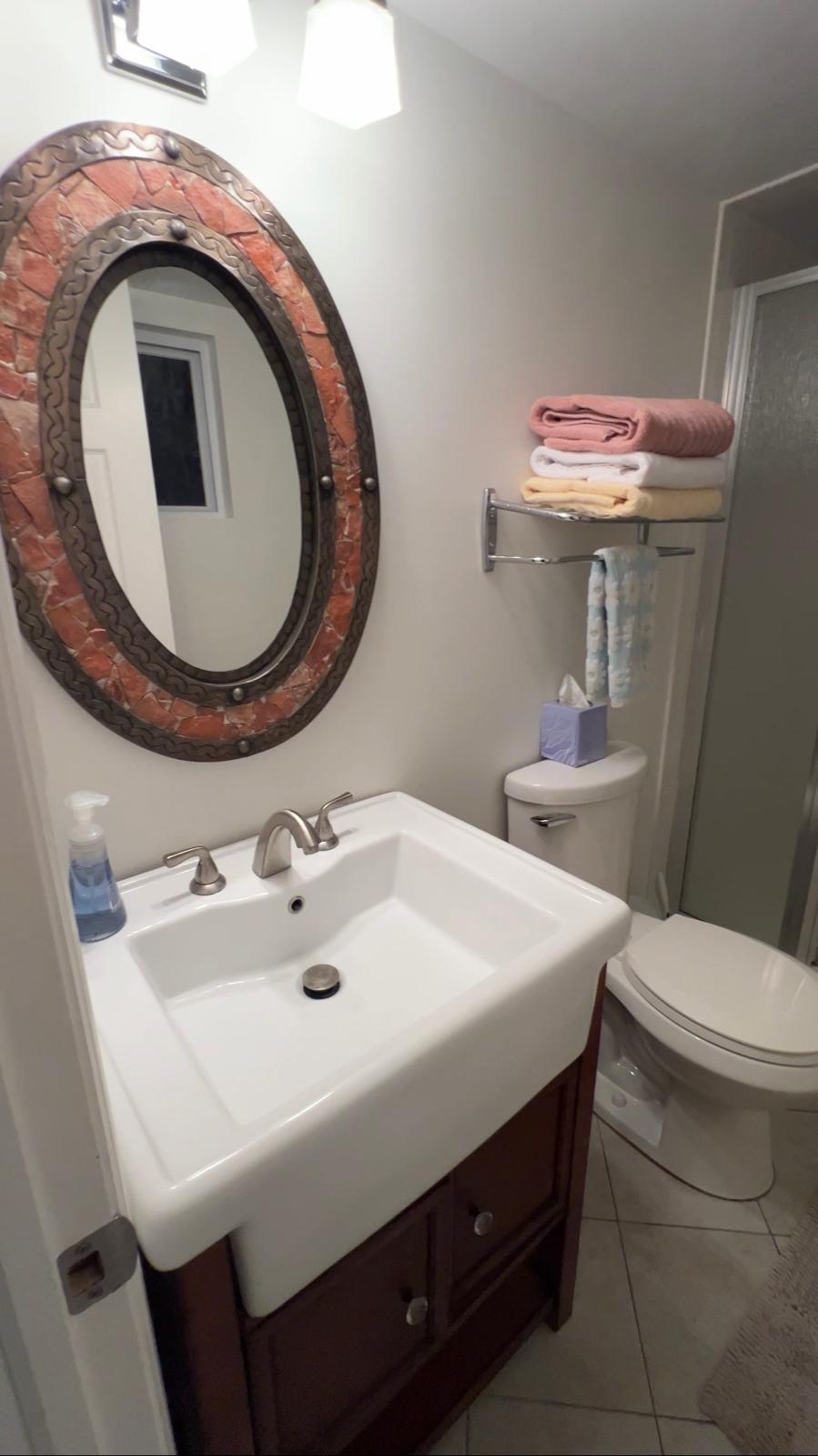 10 Minute drive to hospitals! Large Studio / 1 Bedroom Open Concept in West Islip, NY - All-Inclusiv - Photo 10