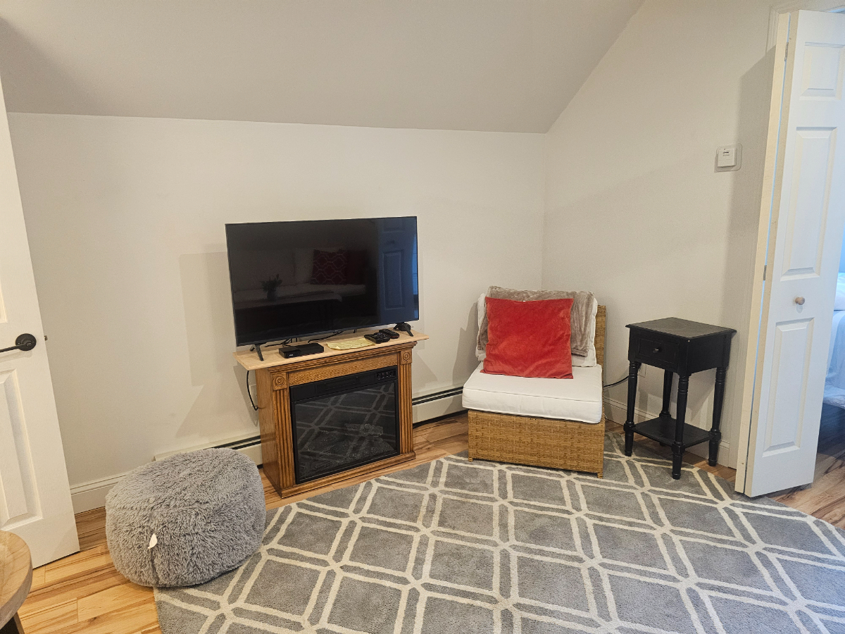 Cozy above garage studio apt. - Photo 4