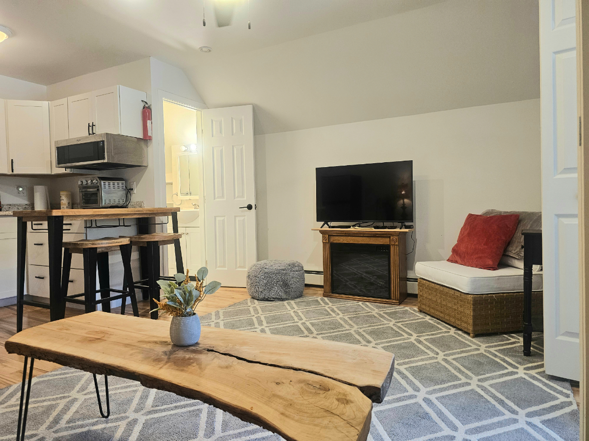 Cozy above garage studio apt. - Photo 5
