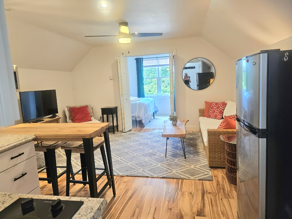Cozy above garage studio apt. - Photo 3