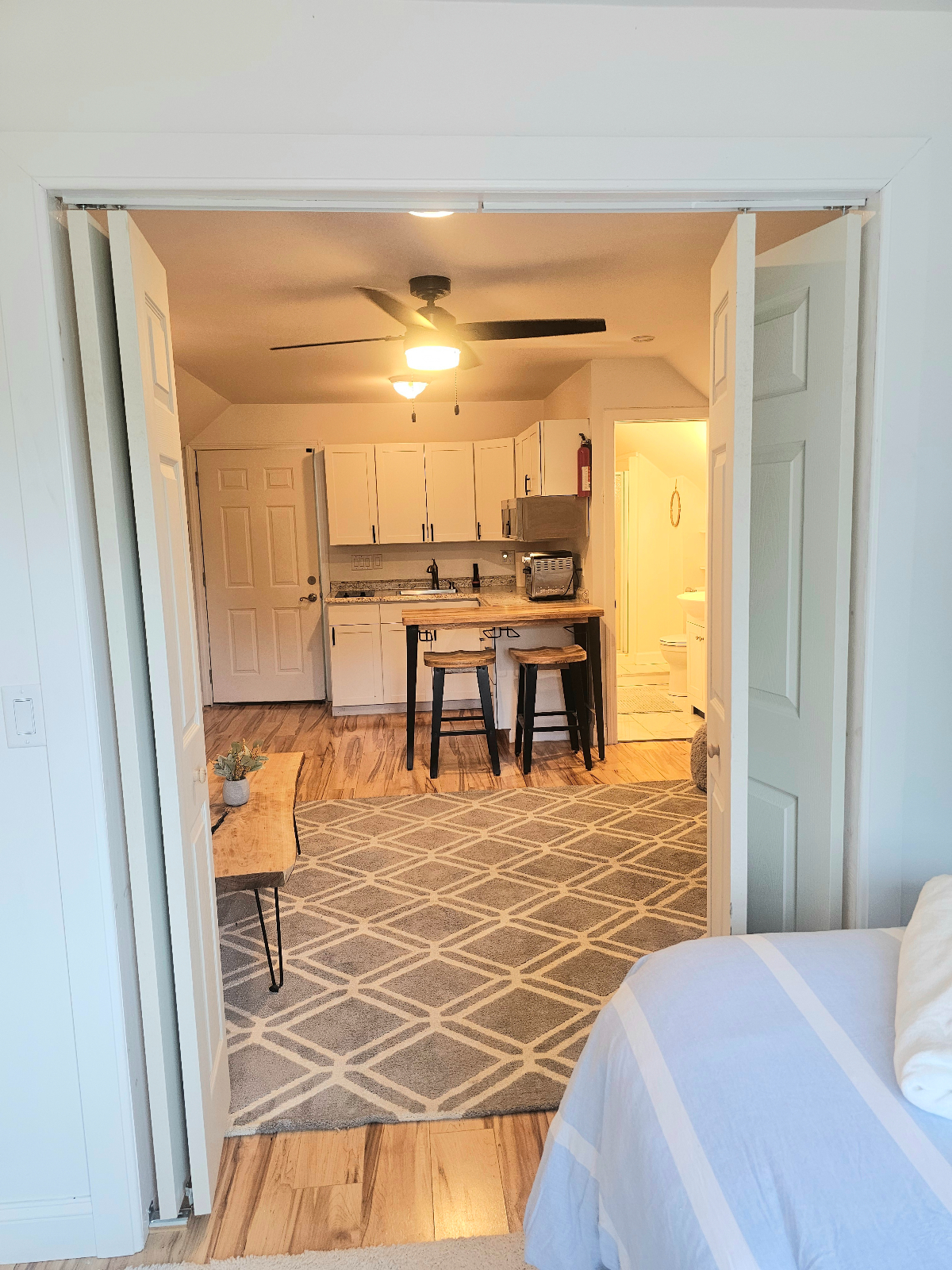 Cozy above garage studio apt. - Photo 9