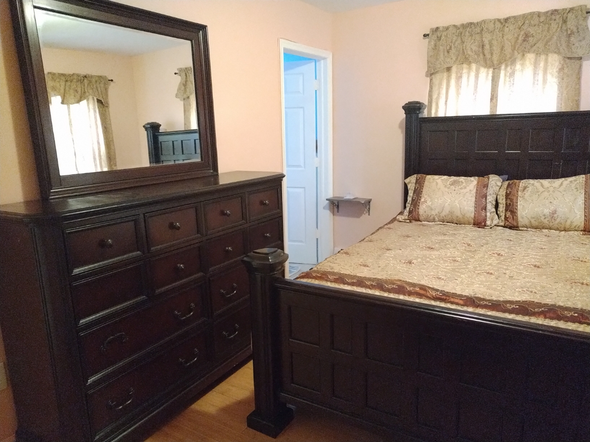 Gorgeous 1 bedroom with private bathroom close to o hospitals and public transportation - Photo 2