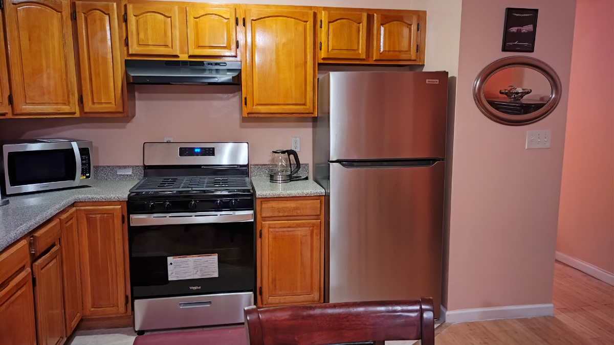 Gorgeous 1 bedroom with private bathroom close to o hospitals and public transportation - Photo 7