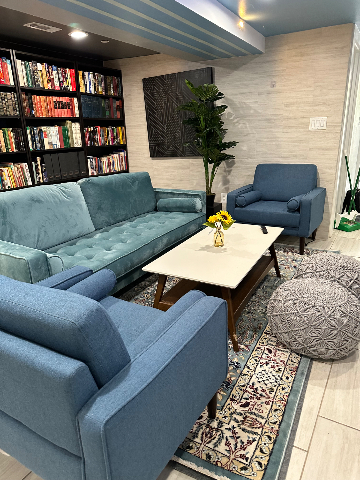 Furnished Private Basement Suite , Ideal for Solo Professionals - Photo 1