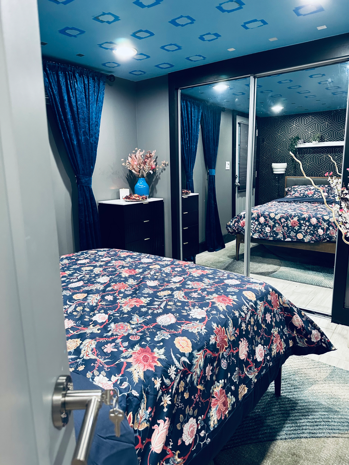 Furnished Private Basement Suite , Ideal for Solo Professionals - Photo 3
