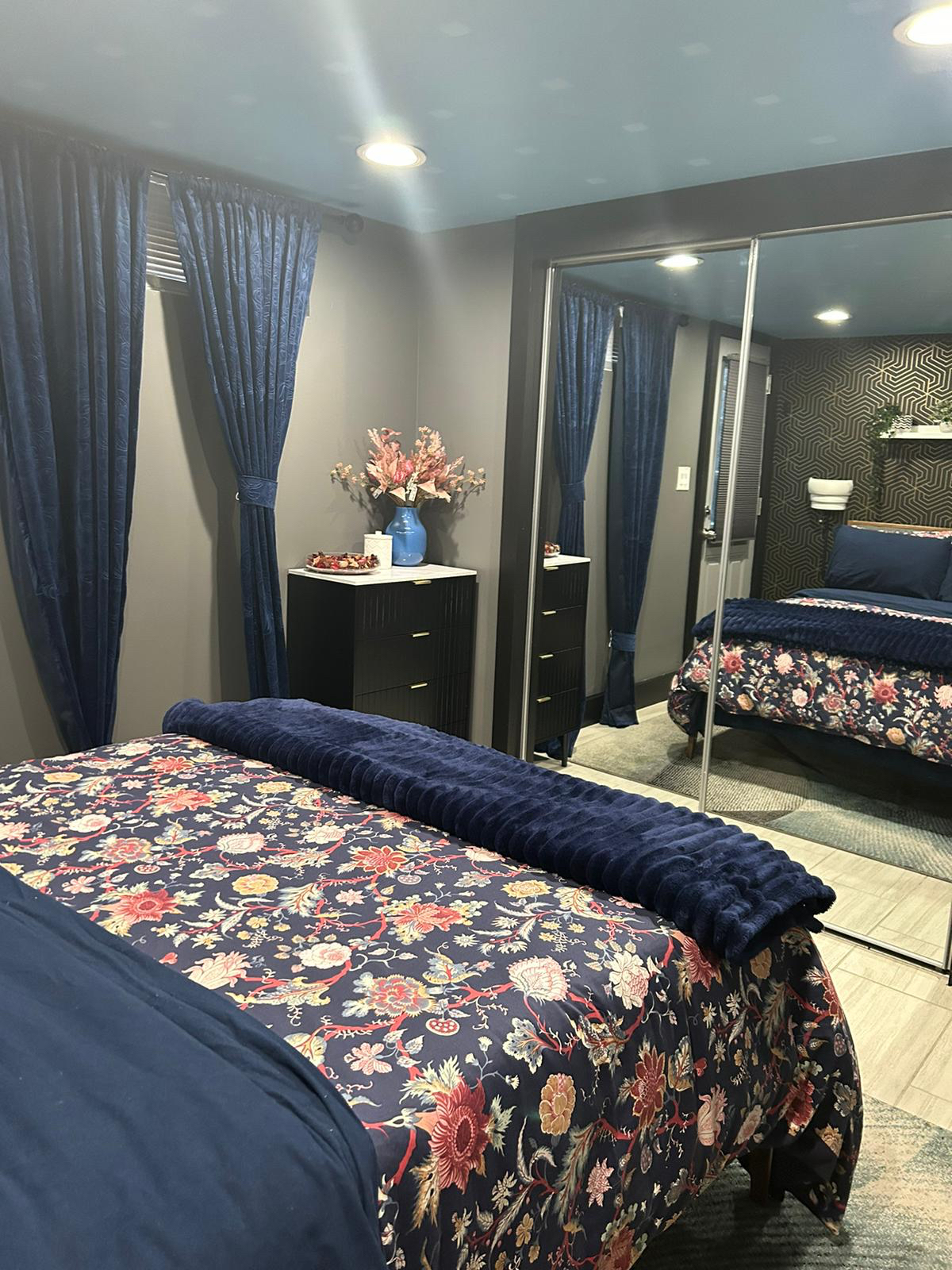 Furnished Private Basement Suite , Ideal for Solo Professionals - Photo 6