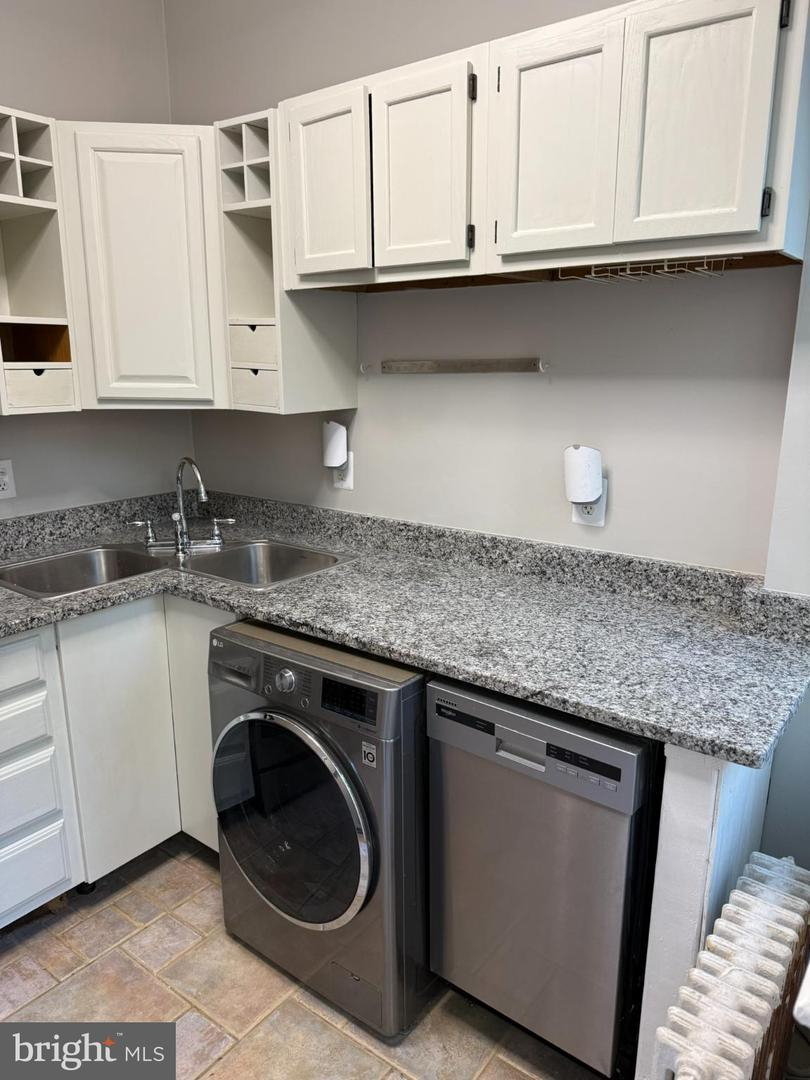 Live in the Heart of Capitol Hill - Photo 4