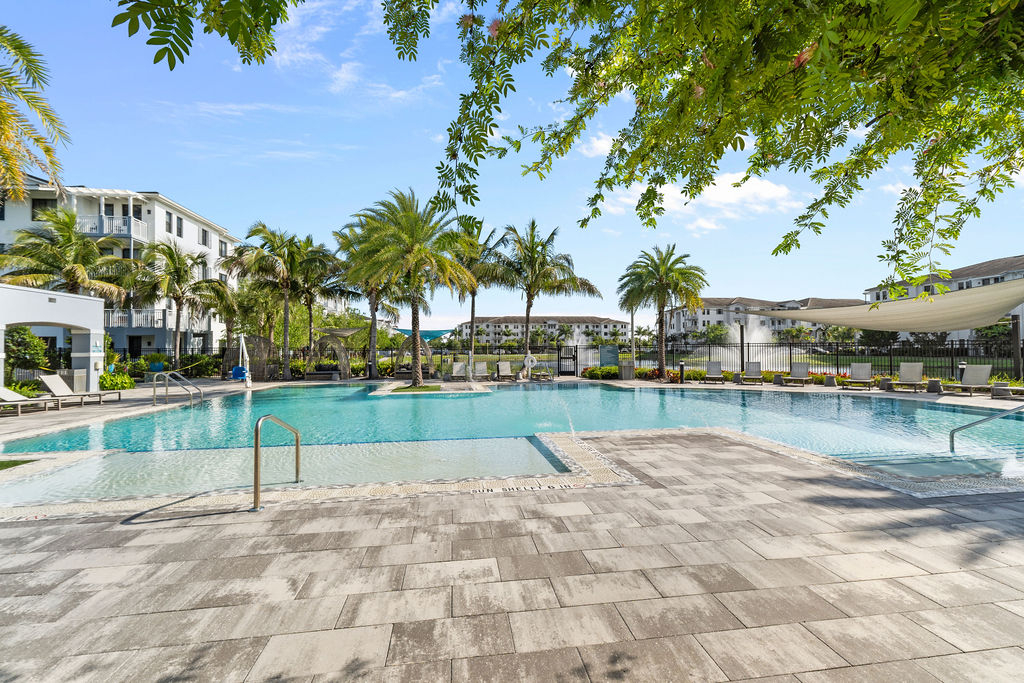 Luxury Naples Stay Ideal for Travel Professionals & Extended Stays - Photo 2
