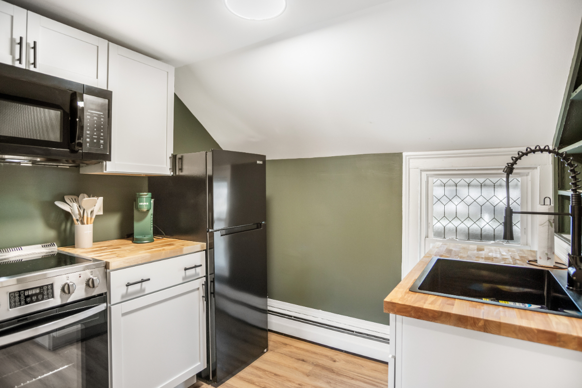 Updated Upper Unit Apartment - Photo 6