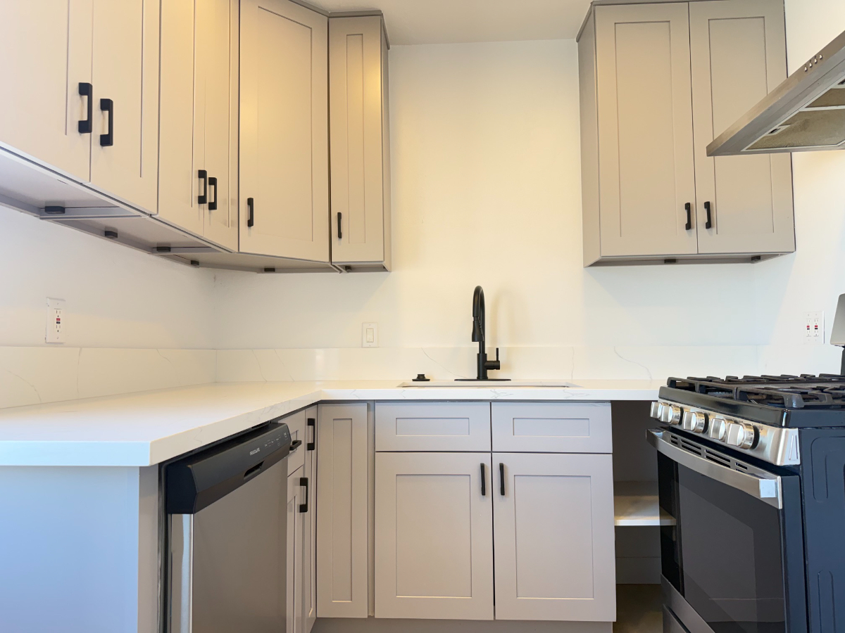 Walk to Cedars-Sinai | Fully Remodeled 2BR | Stylish & Furnished - Photo 3