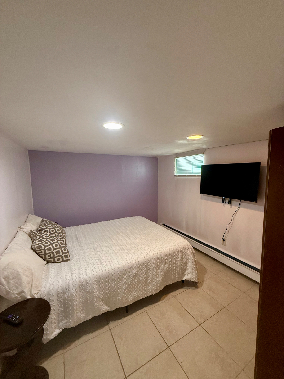 Beautiful, basement apartment - Photo 3
