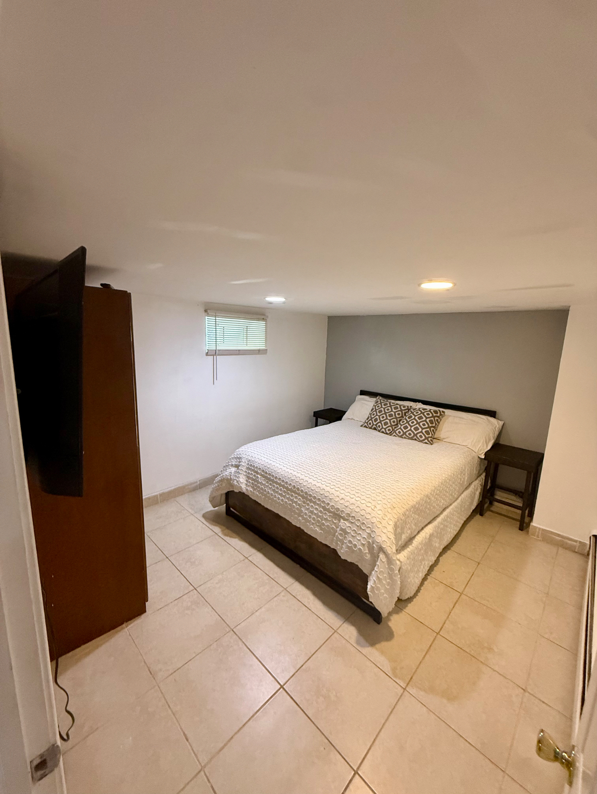 Beautiful, basement apartment - Photo 2