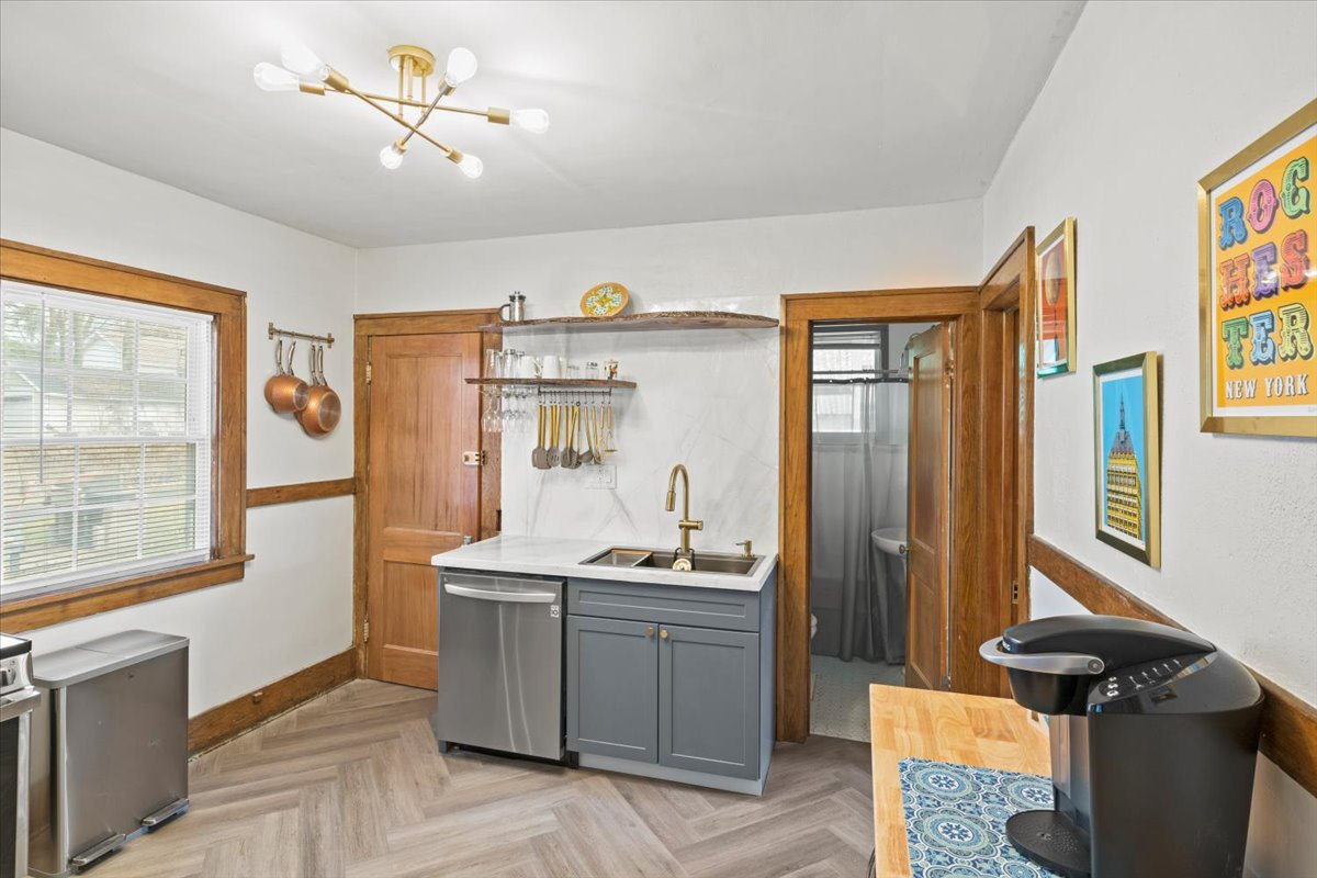 Newly Renovated Home /Strong Hosp and All Hospitals / Yard/ Fence/ Patio/ Pet Friendly - Photo 9