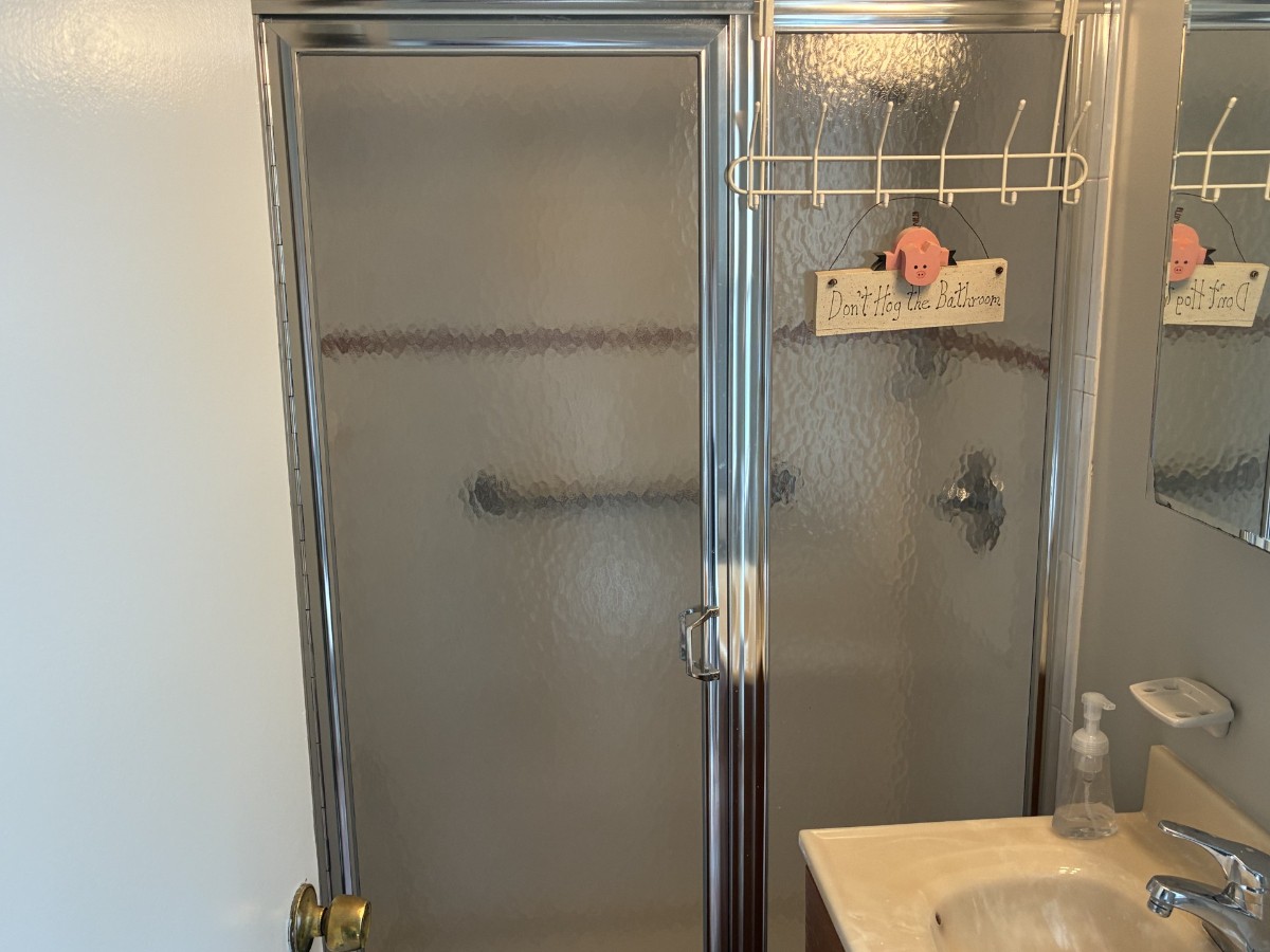 Quiet, Private Room in a Safe Neighborhood - Near NYC & Local Conveniences - Photo 5